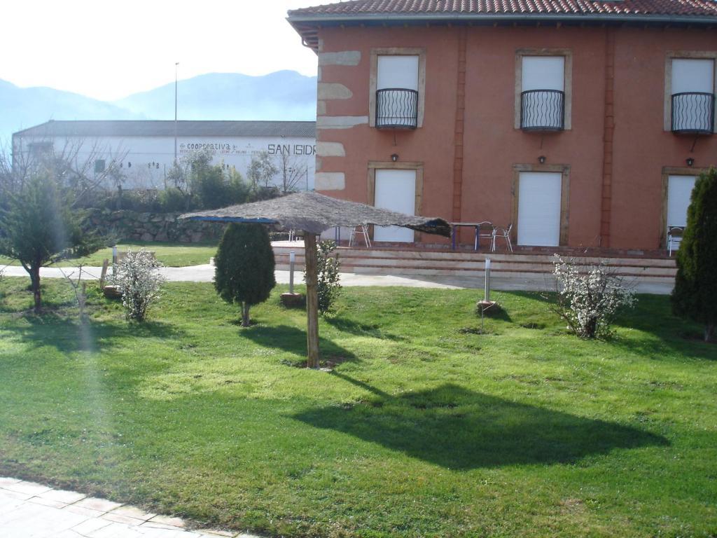 Posada Tresmentiras Aldeanueva del Camino Esterno foto