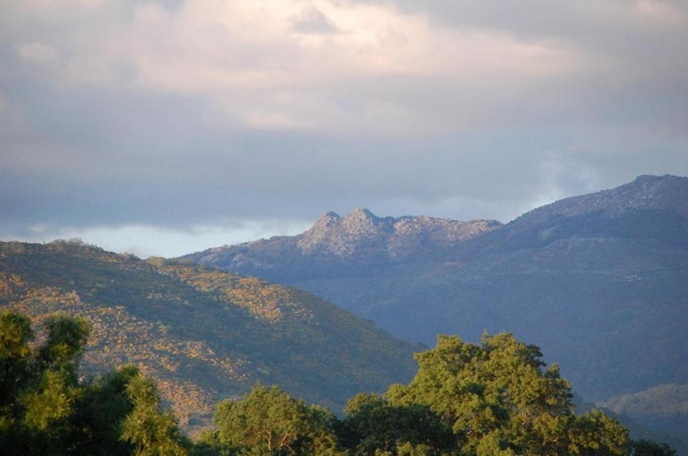 Posada Tresmentiras Aldeanueva del Camino Esterno foto